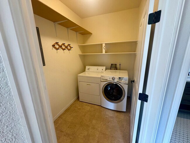 Building Photo - 9518 W San Juan Cir