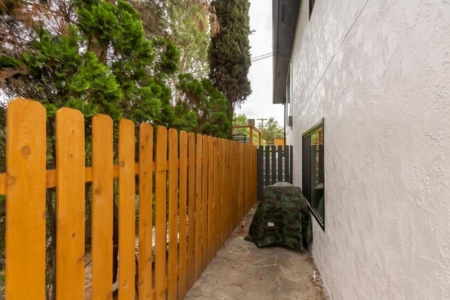 Building Photo - ***CONTEMPORARY COMFORT ***COLLEGE AREA***...