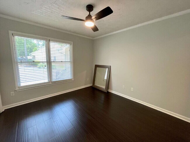 Building Photo - 3-Bed, 3-Bath Townhouse In Lands End
