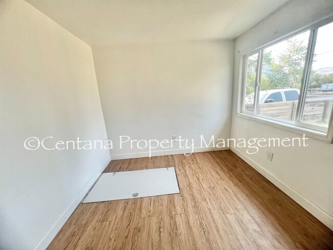 Building Photo - Pet friendly house with a fenced yard!