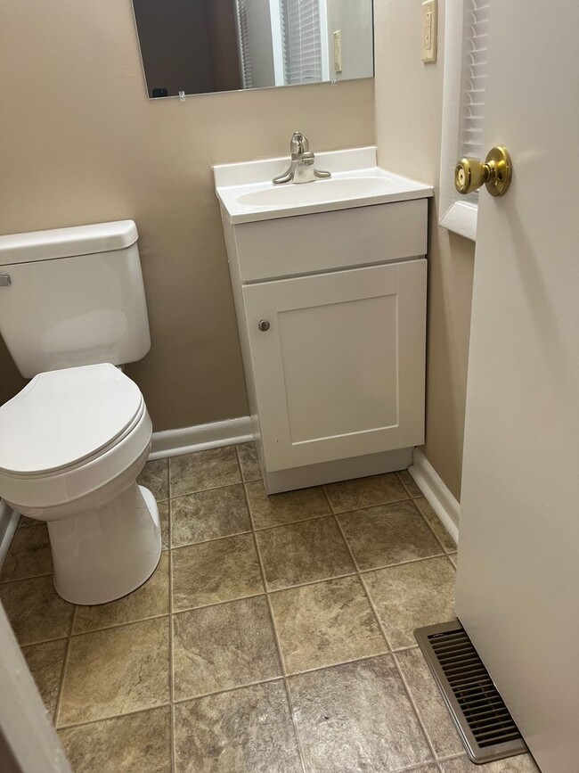 Building Photo - 105 S 1st St