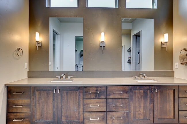 Building Photo - 3045 S Shadywood Way