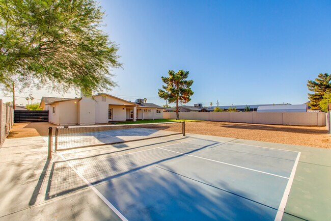 Building Photo - Beautiful 4 Bedroom, 3 Bath Home on an Oversized 18,000 Sq Ft Lot