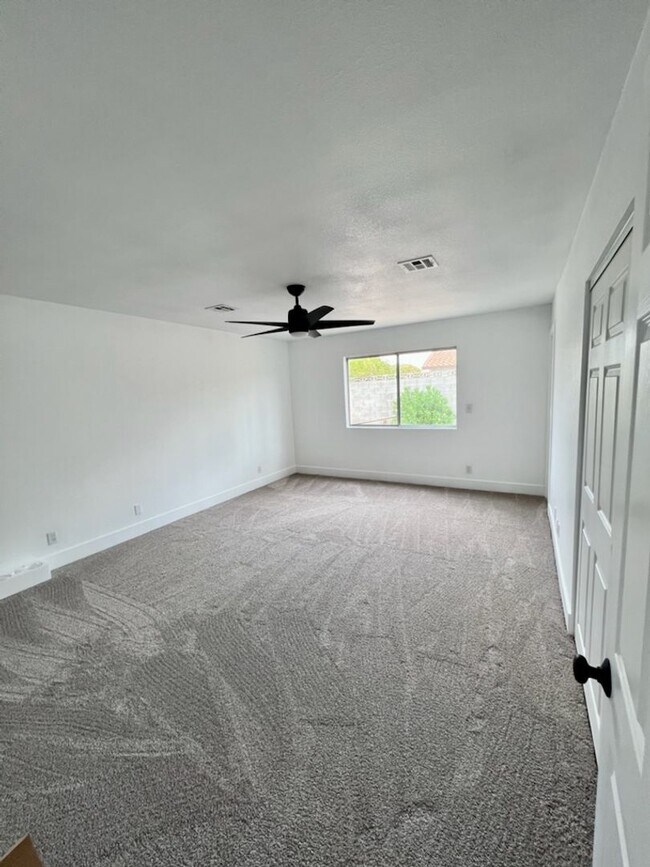 Building Photo - Stunning Single Story in Henderson