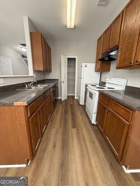 Building Photo - 7043 Brookview Creek