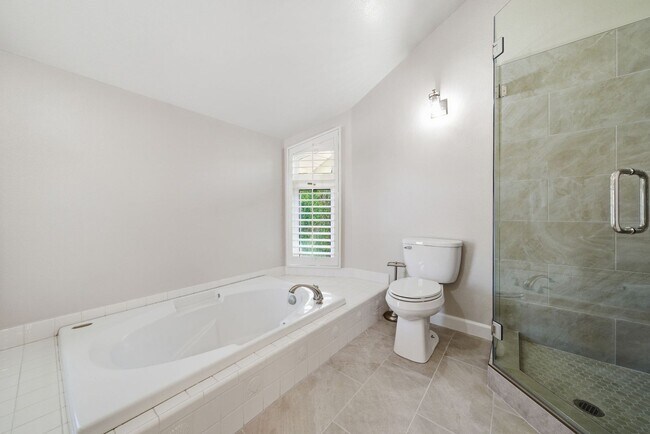 Building Photo - Beautifully Updated 5 Bedroom Woodbridge Home with Pool and much more!