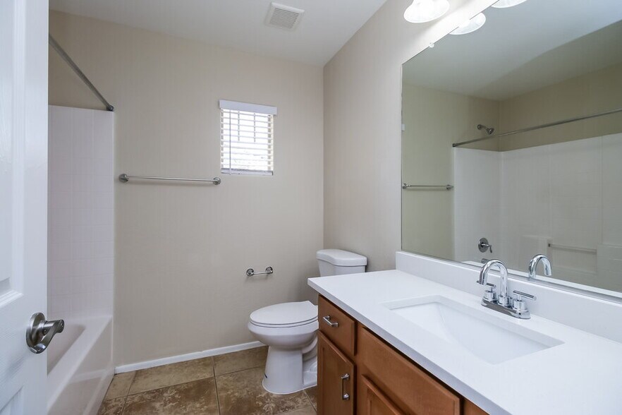 Building Photo - 2451 E Vermont Dr