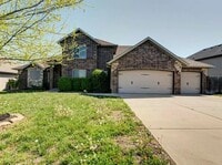 Building Photo - Beautiful 4 bedroom house with privacy fen...