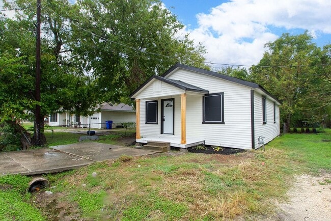 Building Photo - 2425 Fayle St