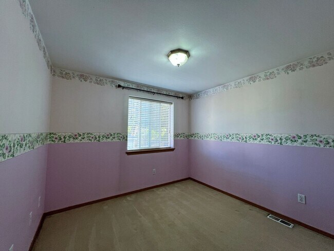 Building Photo - NE Tacoma - Large 3 bedroom 2.5 bathroom w...