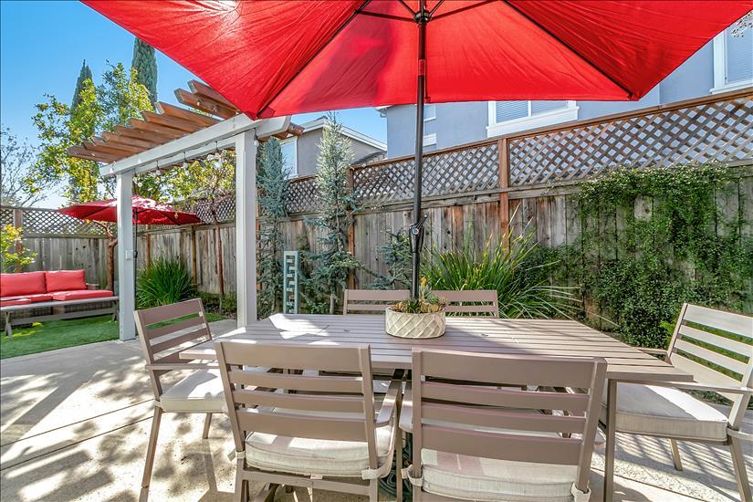 Backyard Dining - 1504 Pear Tree Ln