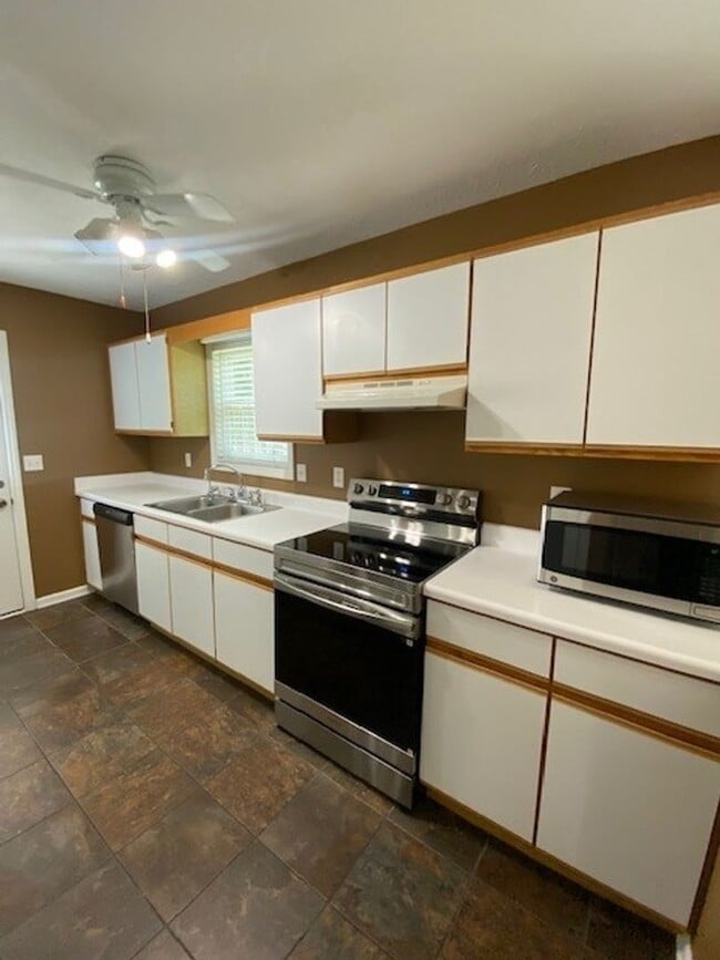 Building Photo - Welcome to this stunning 3-bedroom, 2-bath...