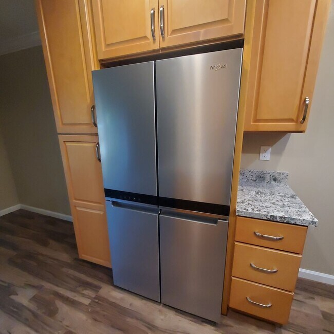 Building Photo - Sparkling Upgrades & Convenient Pleasant H...