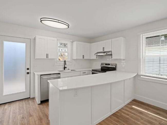Building Photo - Completely Renovated 2BR, 1.5BA Duplex in West Nashville!