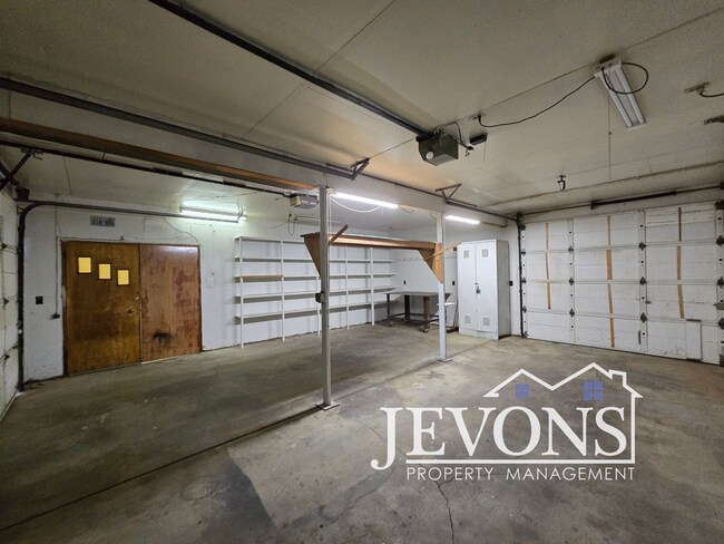 Building Photo - Move-in special: Get $500 off your first month’s rent!