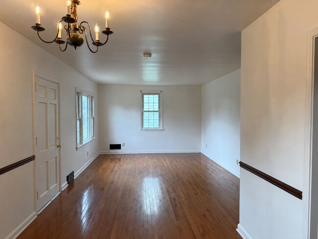 Building Photo - Beautiful 3 Bedroom 1 bathroom Cape Cod with Bonus Room!