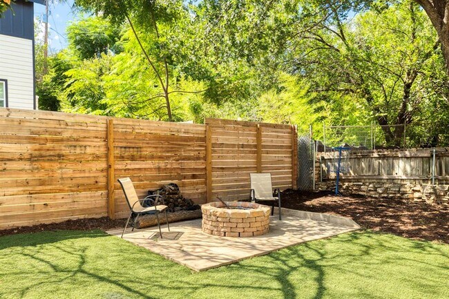 Building Photo - 11004 Elm St