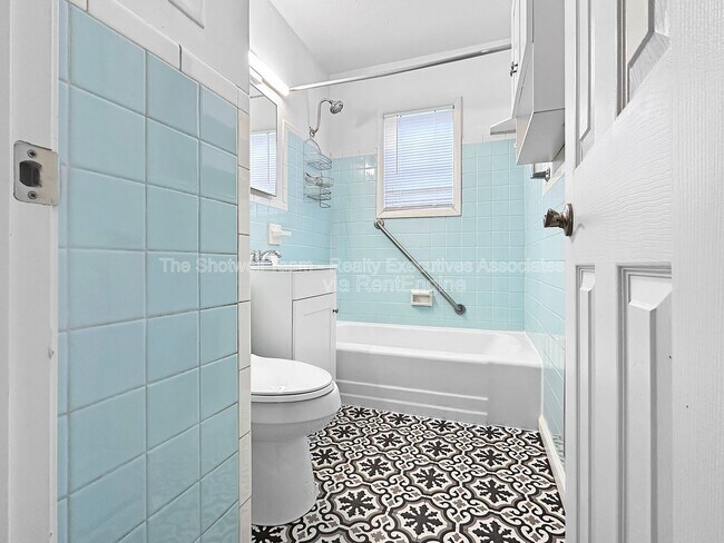 Building Photo - 1704 Lenland Ave