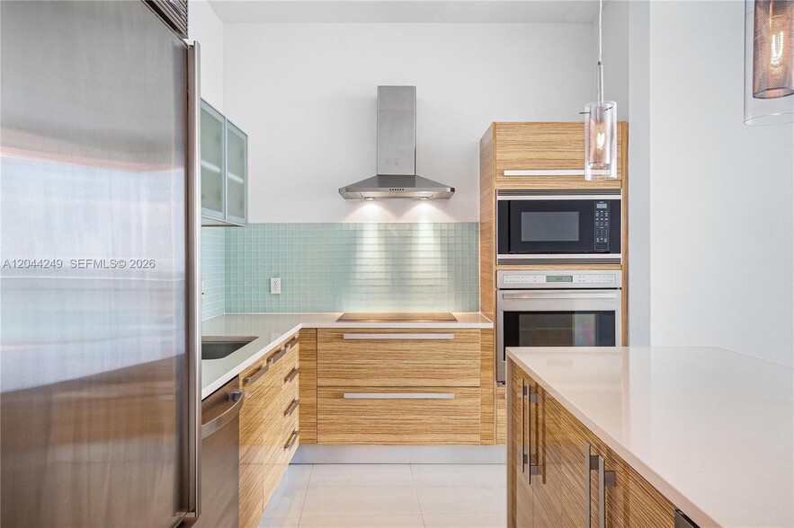 Building Photo - 2020 N Bayshore Dr