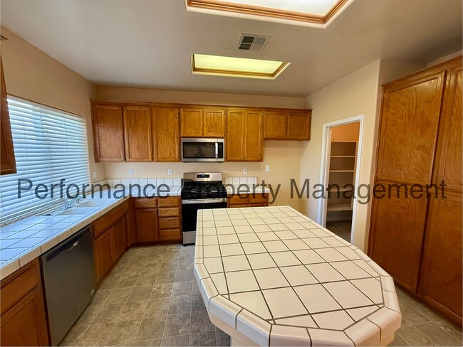 Building Photo - Stunning 4 Bed/2 Bath SW Bakersfield Home ...