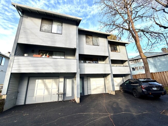 Building Photo - **FREE FIRST MONTH'S RENT** Updated Townhouse in the Heart of Garden Home~ New LVP Flooring~ Wash...