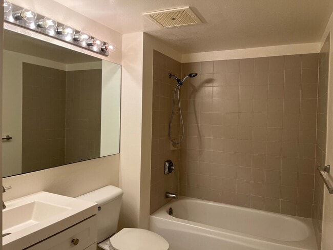 Building Photo - Country Club Village - 2 bedrooms, 2 baths...