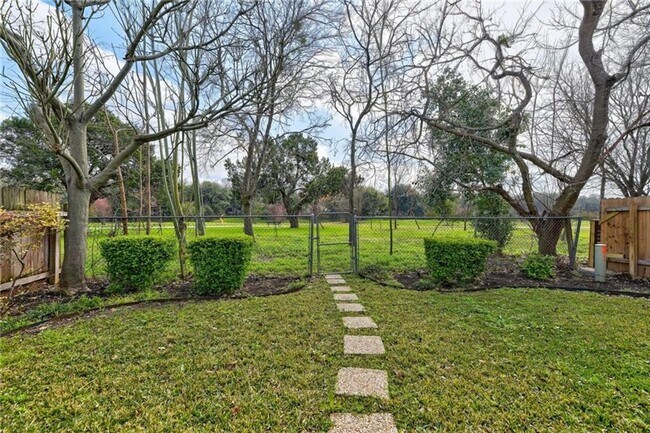 Building Photo - Great 4 bed 2.5 bath on Greenbelt