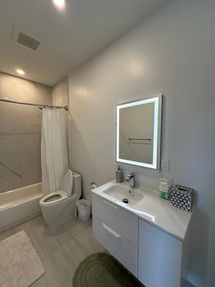 Building Photo - 2109 SW 18th Ave