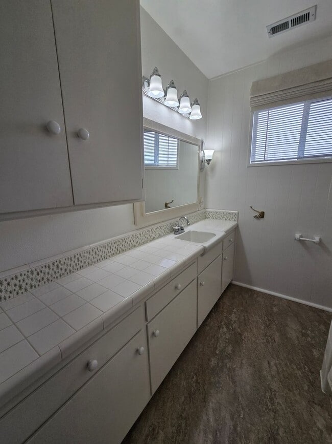 Building Photo - 4bd/2ba House with Attached Two Car Garage