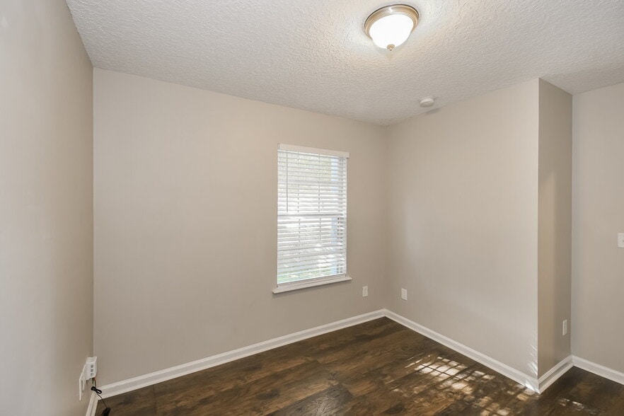 Building Photo - 7206 S Beekman Lake Dr