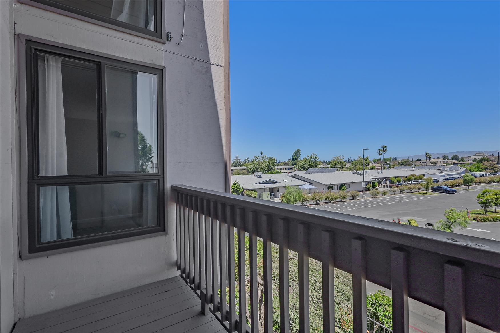 Building Photo - 2101 Shoreline