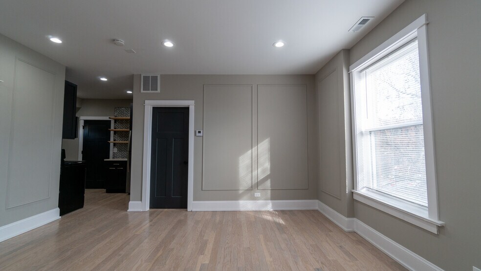 Building Photo - 1708 W Balmoral Ave