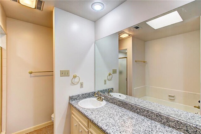 Building Photo - 11121 Pinehurst Dr
