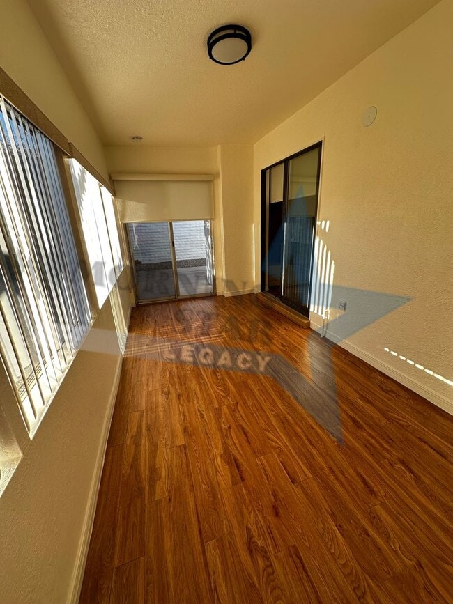 Building Photo - Large 2 bedroom with sunroom in immaculate condition.  Telshor neighborhood with garage!