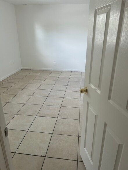 Building Photo - 5725 NW 27th Ct