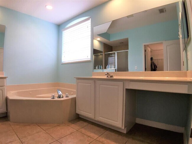 Building Photo - 909 Arbormoor Pl