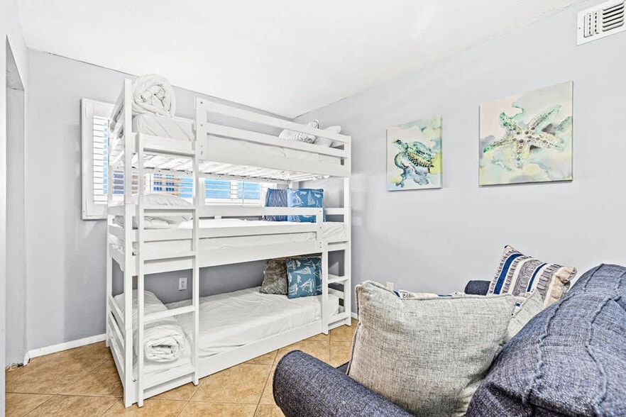 Building Photo - 8743 Thomas Dr