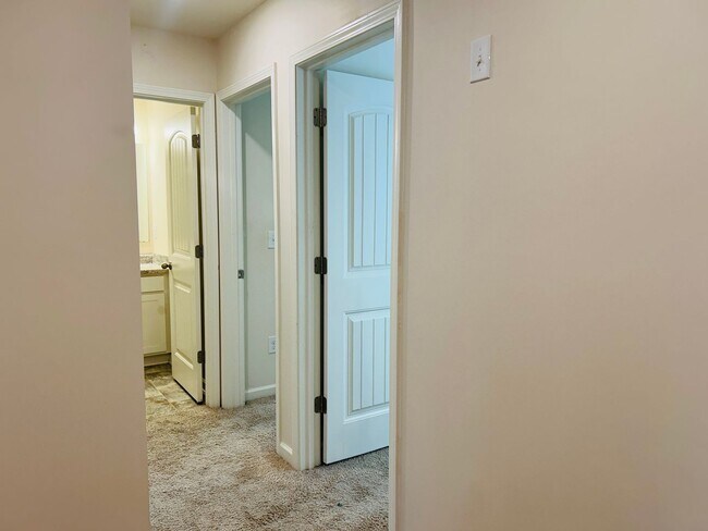 Building Photo - Wow 3 bedroom 2.5 bathroom townhome minute...