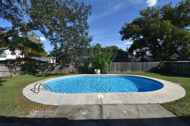 Building Photo - APOPKA: 3 bed/2 bath POOL HOME - AVAILABLE AUGUST 17th!