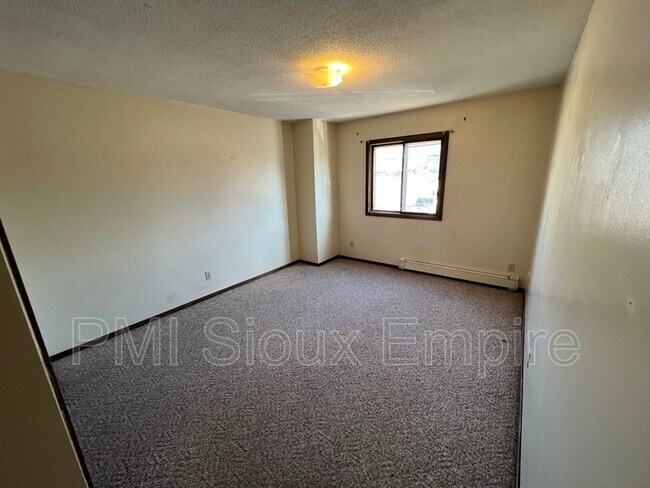 Building Photo - 116 S Garfield Ave