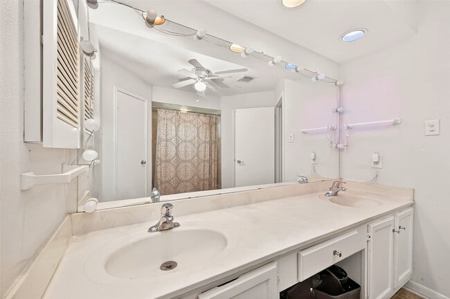 Building Photo - 15343 Meadow Village Dr