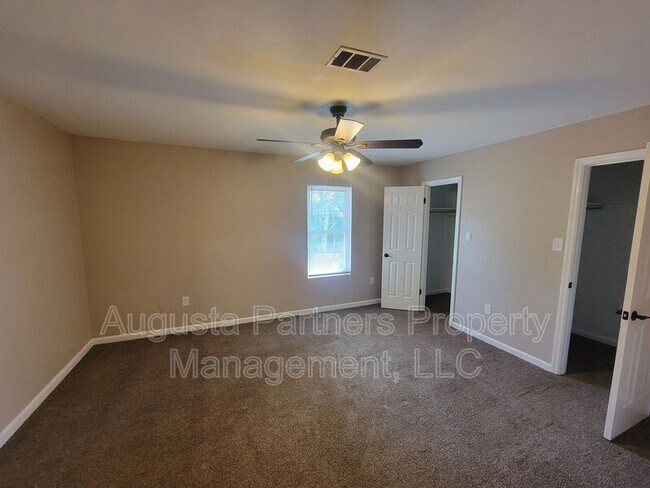 Building Photo - 2309 Creekview Dr
