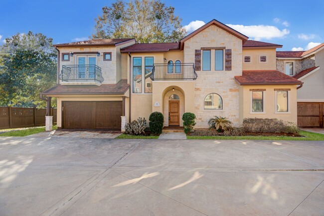 Building Photo - Tuscan-style 3 bedroom home in gated commu...