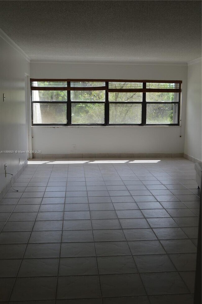 Building Photo - 303 Racquet Club Rd