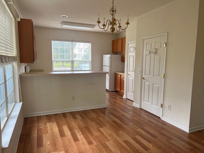 Building Photo - Gorgeous 3 Bedroom townhome in Carolina Fo...