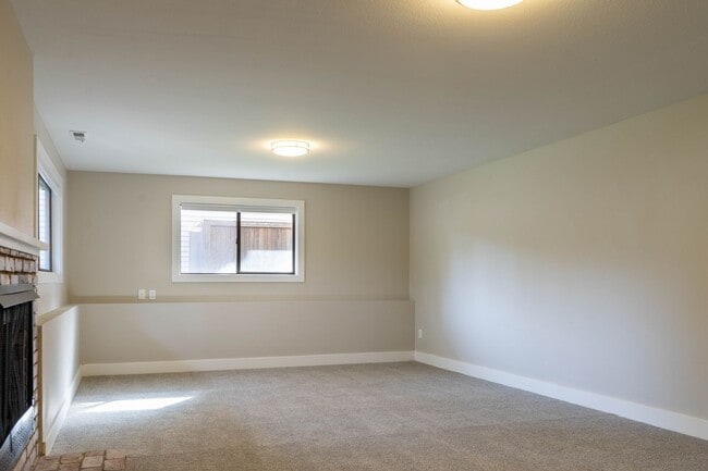 Building Photo - Fantastic Fairwood Home - Impressive interiors and lots of space