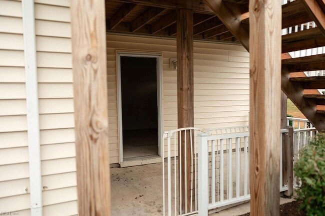 Building Photo - 613 Pylon Ct