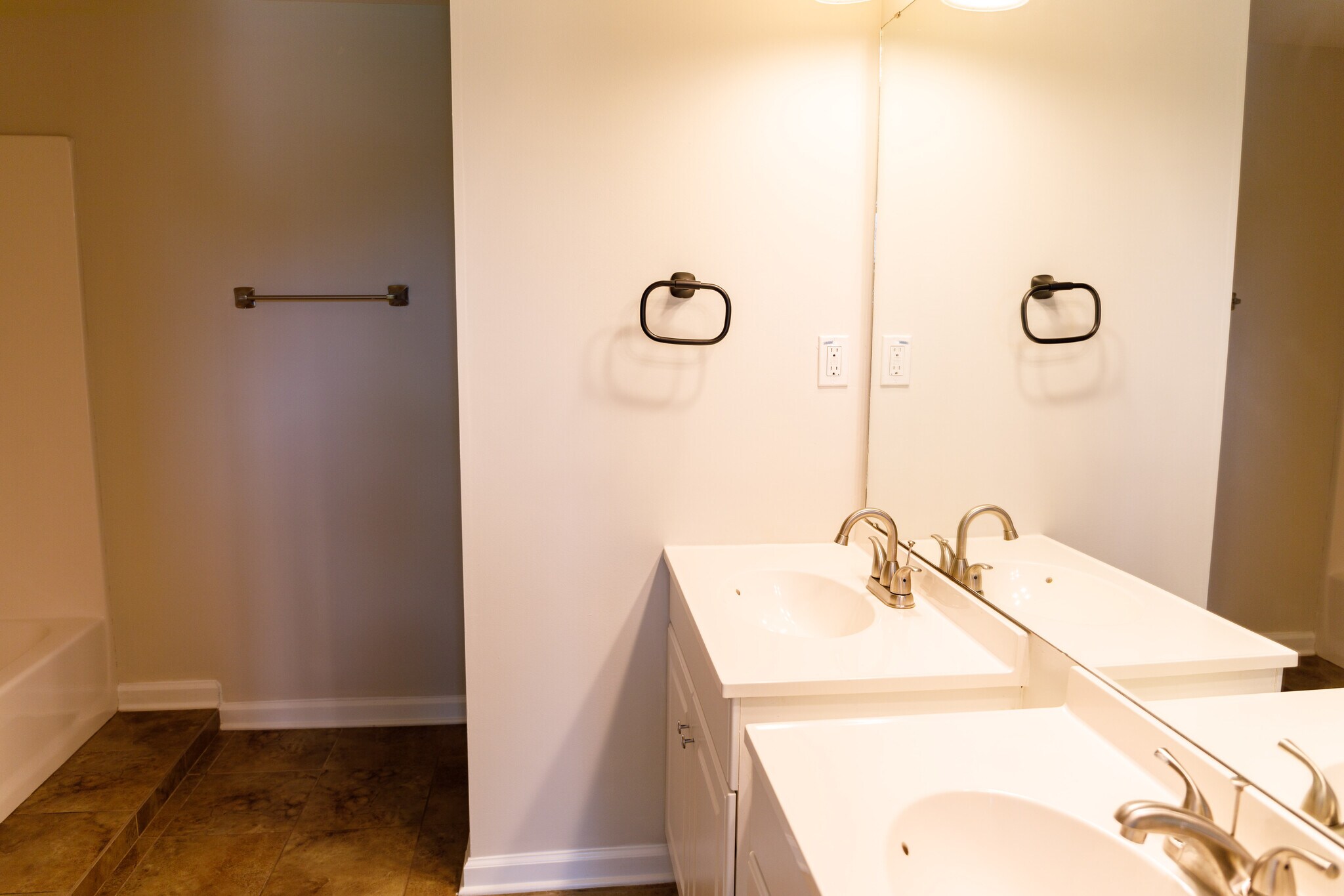 Building Photo - 116 America St