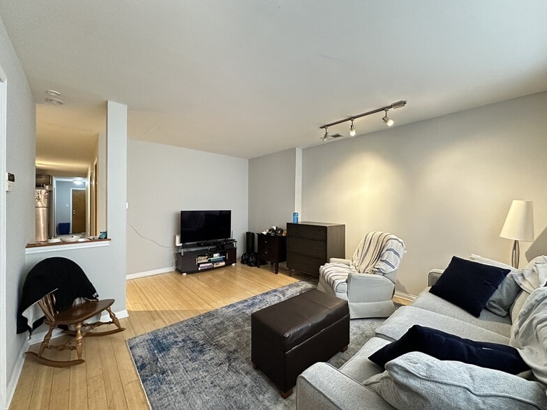 Building Photo - 1636 W Ohio St