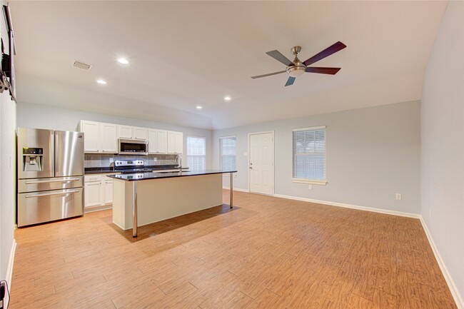 Building Photo - 503 W Linney St